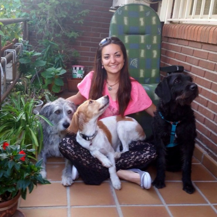 Miriam Sainz con sus compañeras caninas